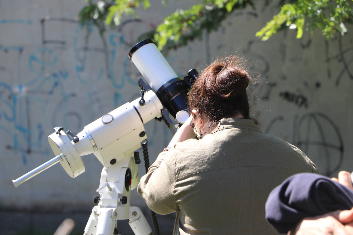 La Asociación Leonesa de Astronomía organiza en el patio del IES Padre Isla una observación del eclipse solar que ocultará una 18,6% del astro | Este fenómeno «inusual y único» en España se repetirá de una forma mucho más potente en 2034