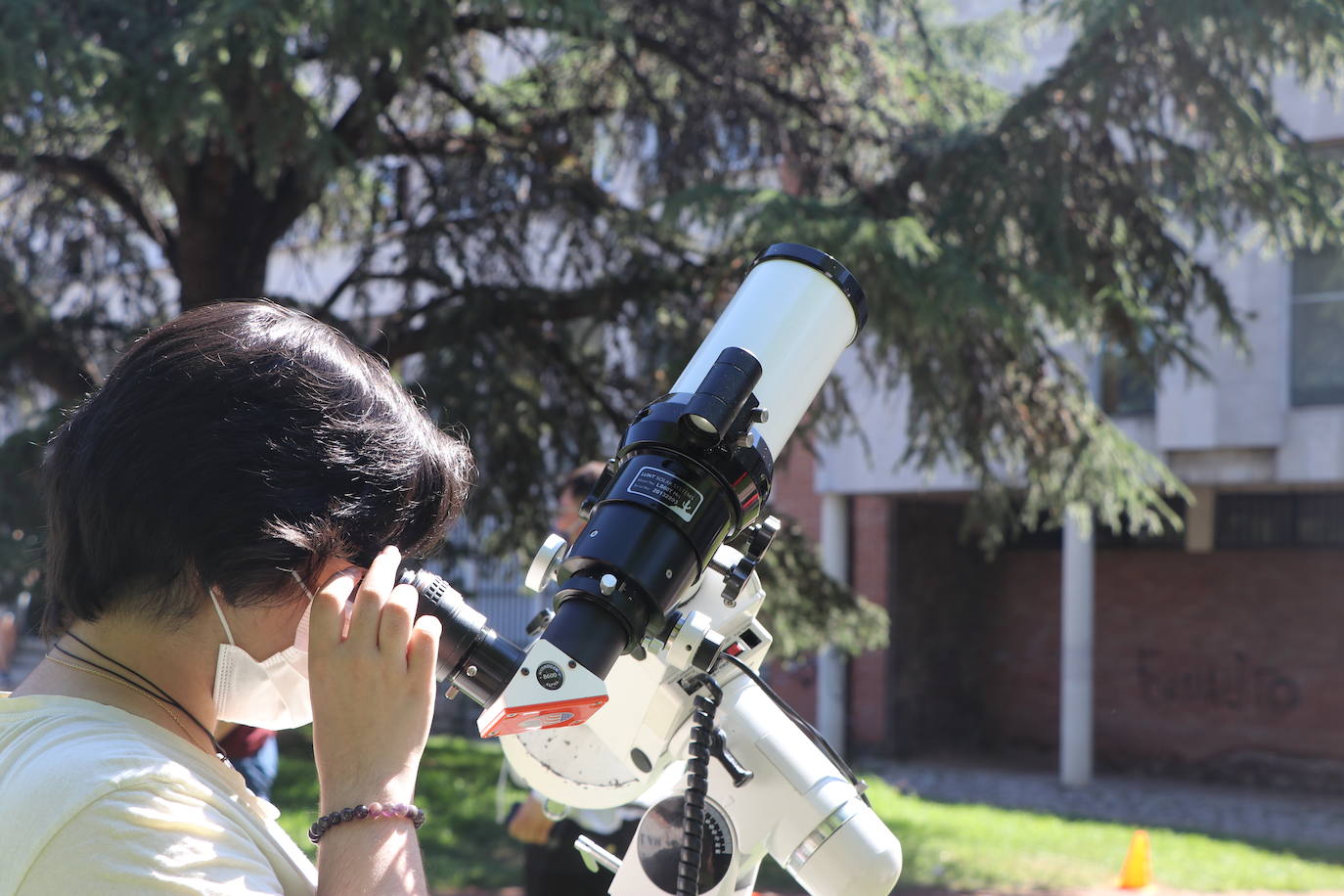 La Asociación Leonesa de Astronomía organiza en el patio del IES Padre Isla una observación del eclipse solar que ocultará una 18,6% del astro | Este fenómeno «inusual y único» en España se repetirá de una forma mucho más potente en 2034