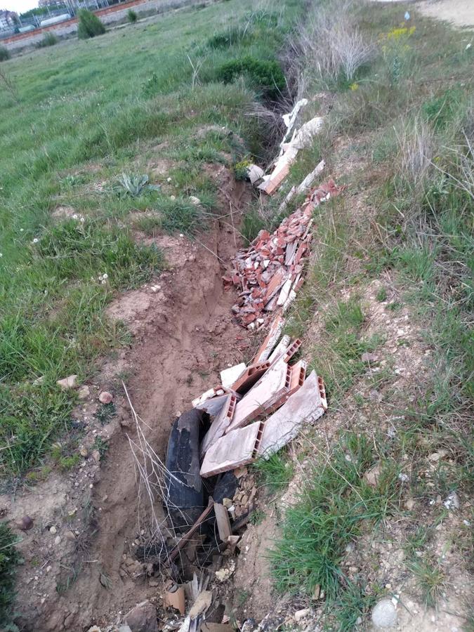 Fotos: Los vecinos de Michaisa denuncian la quema de neumáticos para extraer cobre en el antiguo recinto ferial