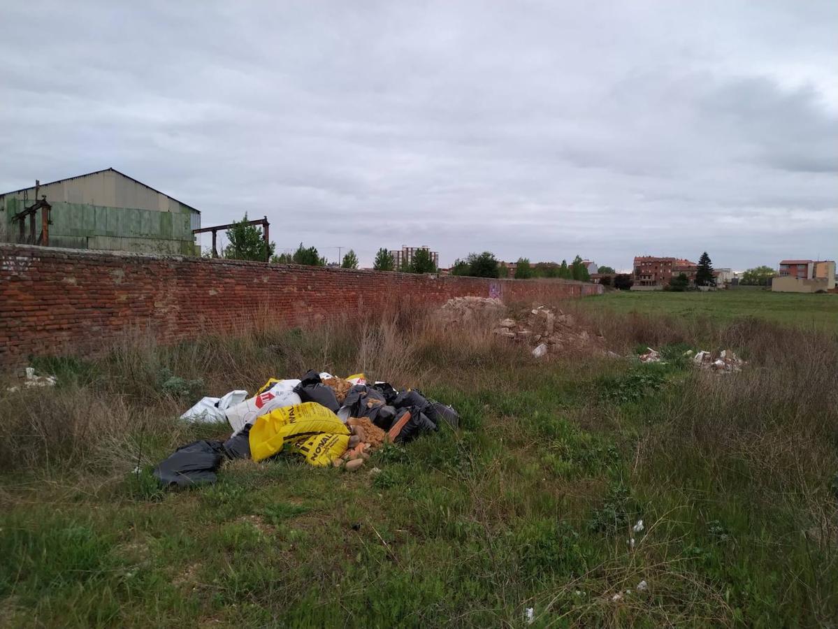 Fotos: Los vecinos de Michaisa denuncian la quema de neumáticos para extraer cobre en el antiguo recinto ferial