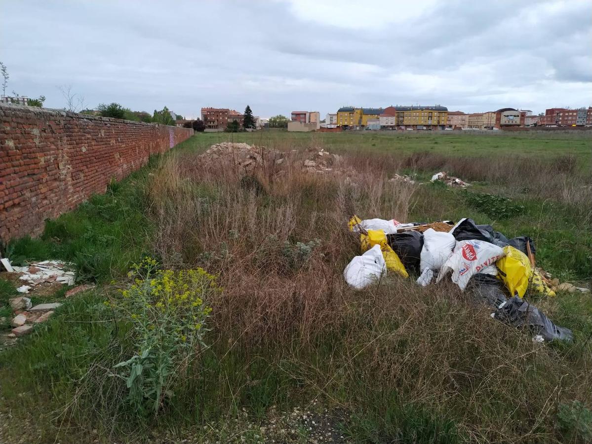 Fotos: Los vecinos de Michaisa denuncian la quema de neumáticos para extraer cobre en el antiguo recinto ferial