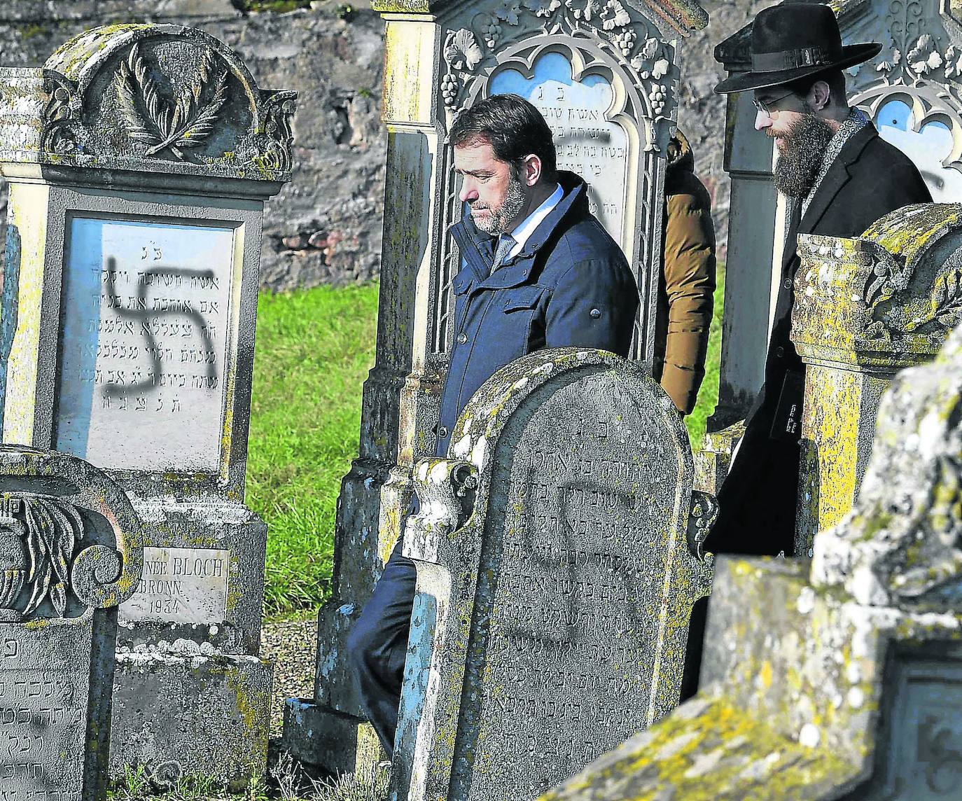 El entonces ministro del Interior francés, Christophe Castaner, visita el cementerio judío de Westhoffen, tras ser profanado en 2019. 