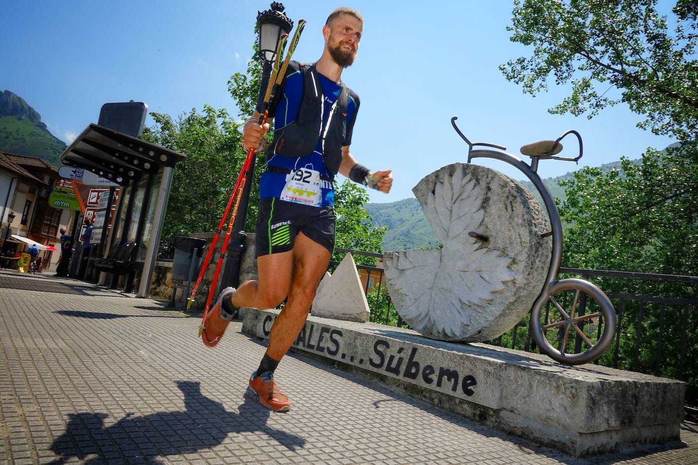 Manuel Merillas continúa sumando proezas en la meta de Arenas de Cabrales. En el regreso de la competición a los Picos de Europa, el corredor berciano mantuvo su dominio incontestable en la Travesera Oquendo. Volvió a arrasar y consiguió pasar a la historia de la prueba en su decimoséptima edición al alcanzar su ambicioso doble objetivo. Pulverizó su anterior récord al rebajarlo en cuarenta minutos con una marca de nueve horas, cincuenta y dos minutos y cincuenta y tres segundos para derribar la barrera de las diez horas.