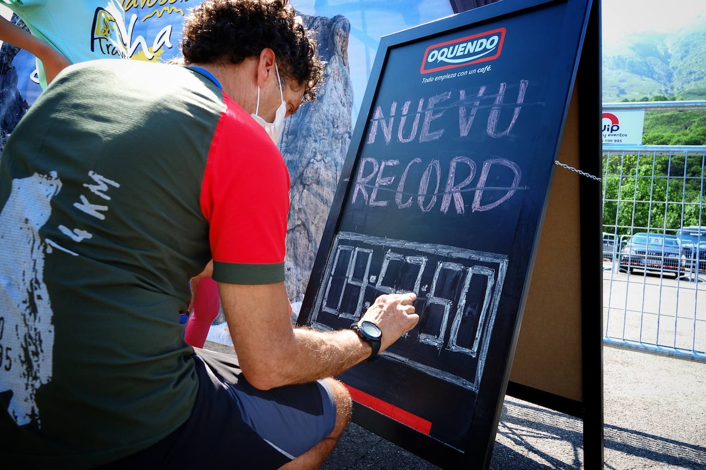 Manuel Merillas continúa sumando proezas en la meta de Arenas de Cabrales. En el regreso de la competición a los Picos de Europa, el corredor berciano mantuvo su dominio incontestable en la Travesera Oquendo. Volvió a arrasar y consiguió pasar a la historia de la prueba en su decimoséptima edición al alcanzar su ambicioso doble objetivo. Pulverizó su anterior récord al rebajarlo en cuarenta minutos con una marca de nueve horas, cincuenta y dos minutos y cincuenta y tres segundos para derribar la barrera de las diez horas.