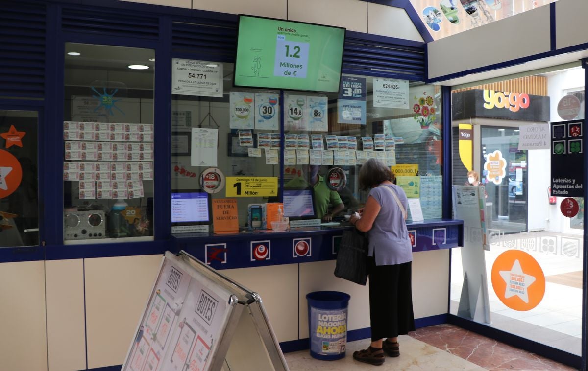 La administración de Lotería de Carrefour, en León, vende más de seis series del primer premio, a lo que se suman los boletos dispensados en dos despachos de León y una administración de Astorga.
