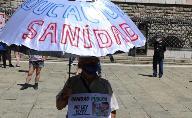 Galería. Uno de los manifestantes en esta concentración.