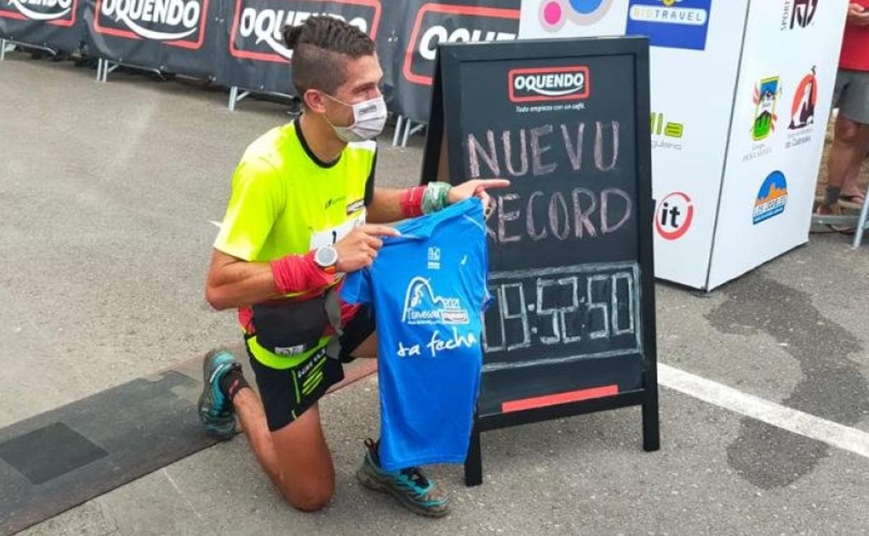 Merillas, en su llegada a meta, posa con el nuevo récord marcado por él este sábado.