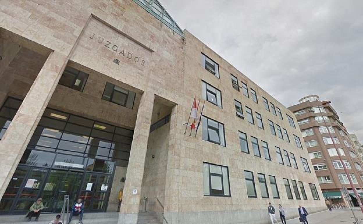 Fachada principal de los Juzgados de León. 