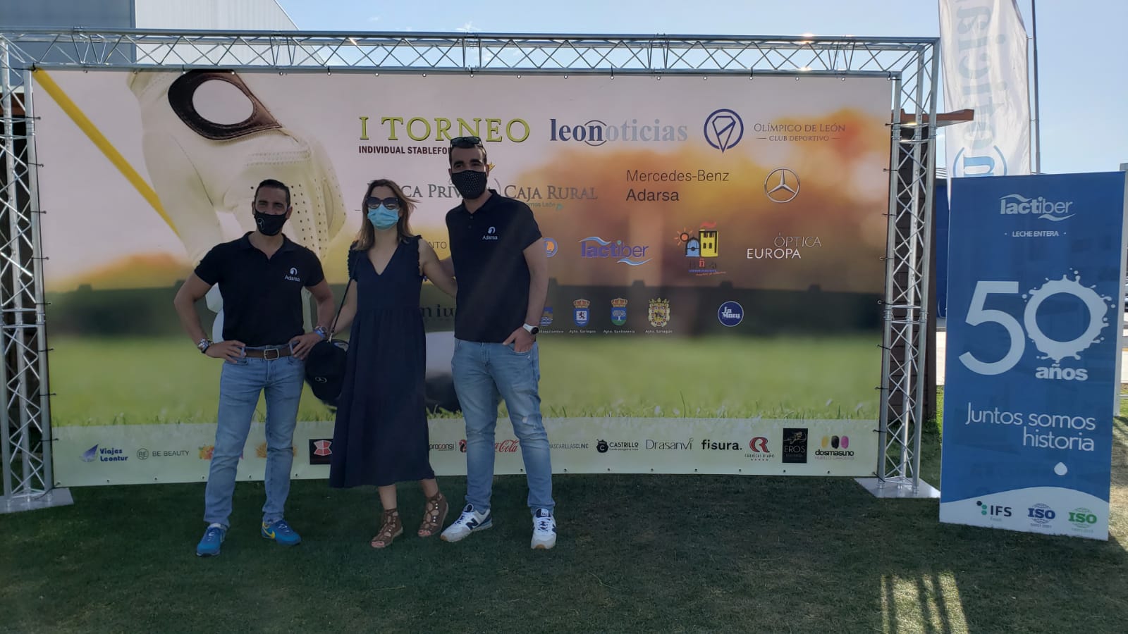 Los participantes y patrocinadores posan en la primera edición de este torneo