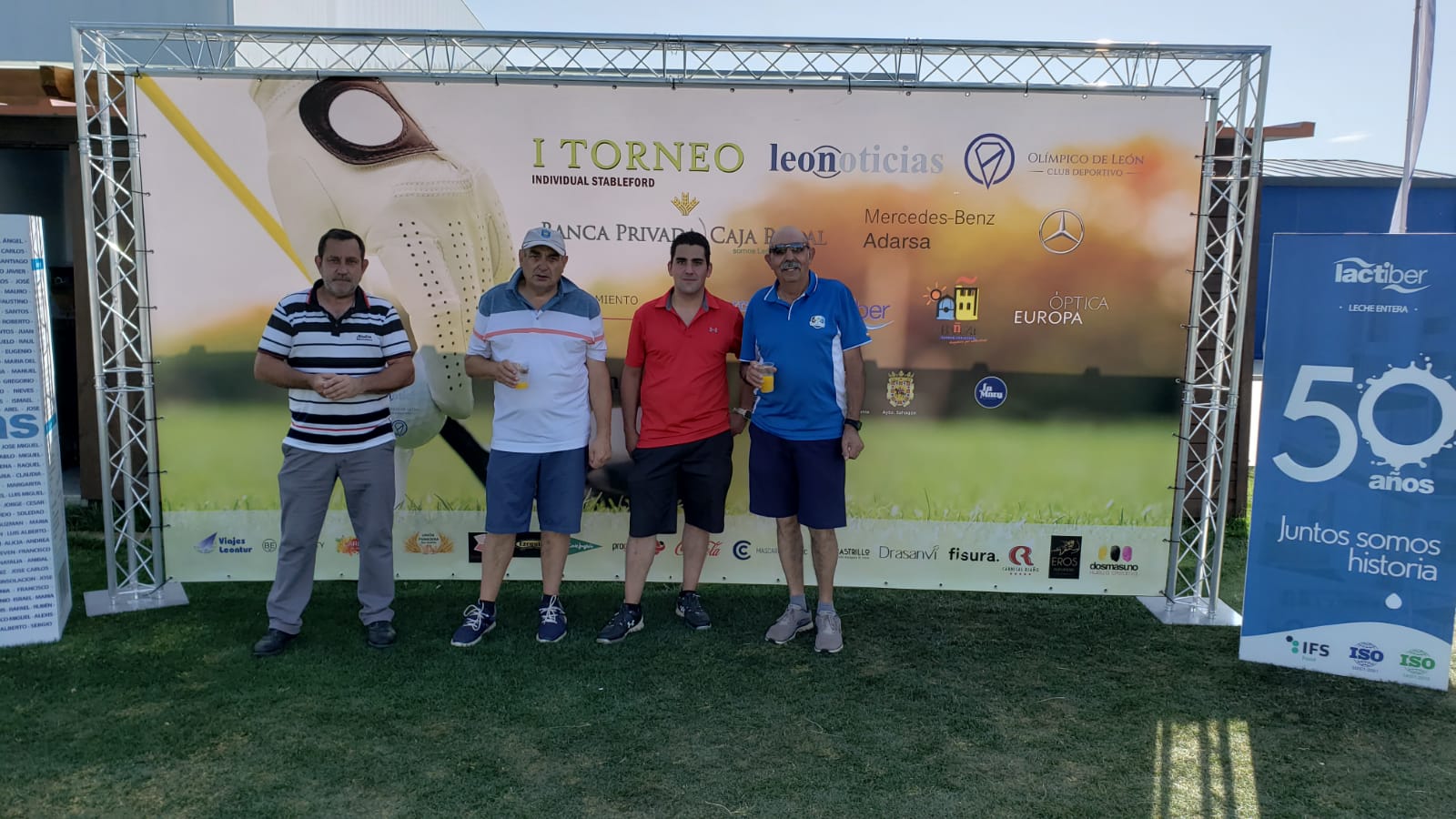 Los participantes y patrocinadores posan en la primera edición de este torneo