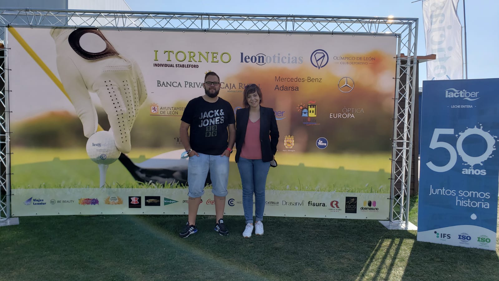 Los participantes y patrocinadores posan en la primera edición de este torneo