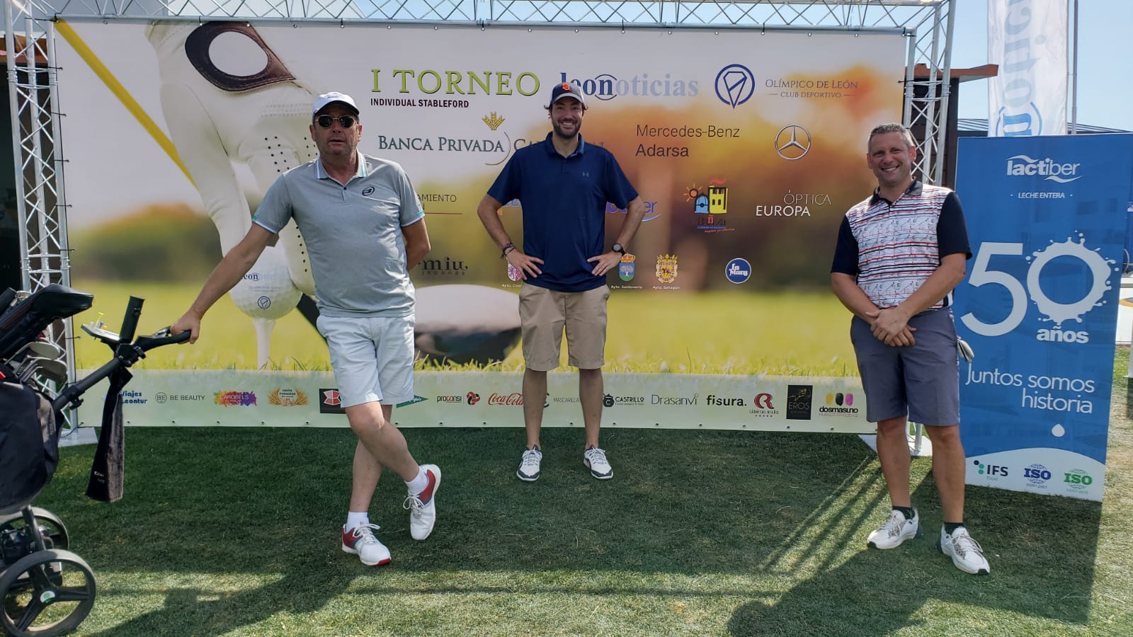 Los participantes y patrocinadores posan en la primera edición de este torneo