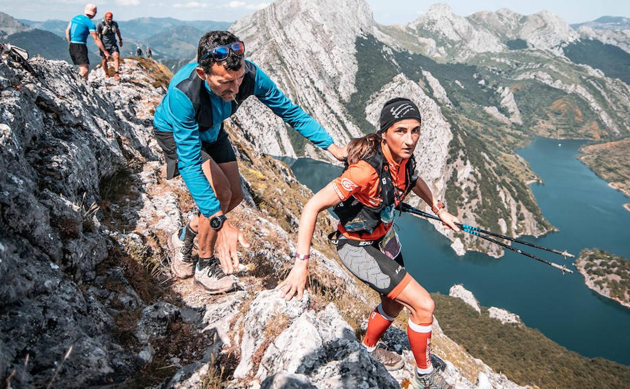 Dos de los participantes, en el Pico Gilbo.