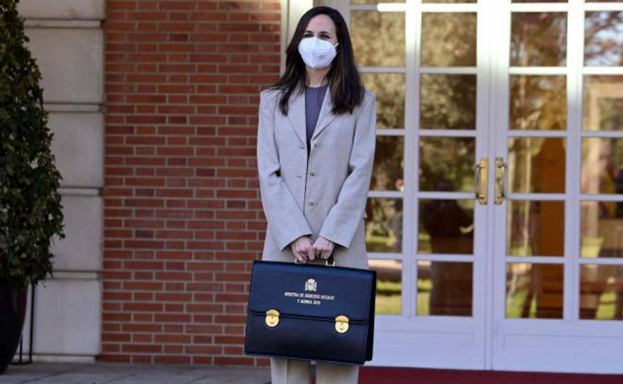 Ione Belarra posa, en marzo, con la cartera de ministra de Derechos Sociales.