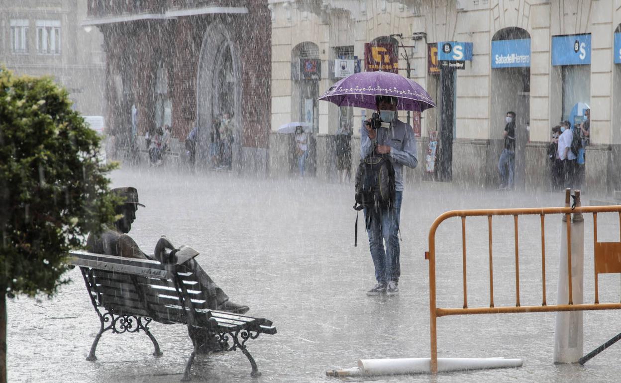 Una tormenta de verano sorprende en la capital leonesa. 