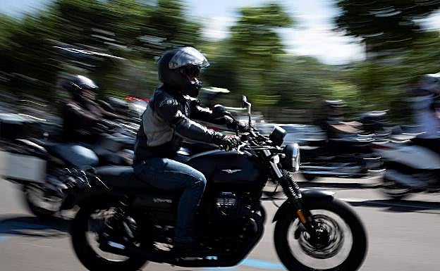Moteros durante la concentración llevada a cabo este domingo junto a la Plaza de Las Ventas, en Madrid. Moteros de todo el país se manifestaron respuesta a lo que consideran un «ataque constante» de la Dirección General de Tráfico y del Ministerio del Interior a los motociclistas, que suponen ya uno de cada cuatro muertos en carretera