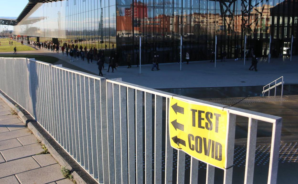 Realización de test covid en el Palacio de Exposiciones de León.