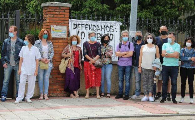 Concentración de los trabajadores frente al Centro de Menores El Alba.