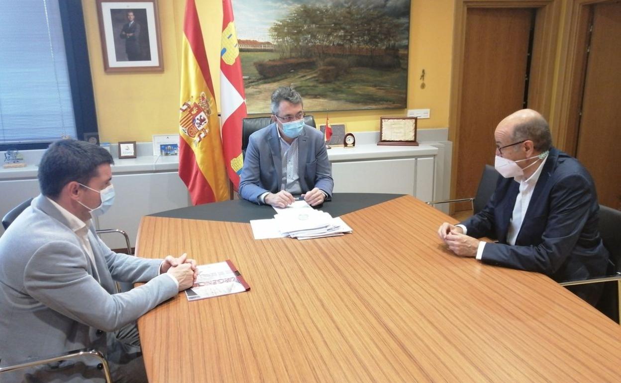 Representantes del congreso a cleebrar en León junto al delegado territorial de la Junta, Marínez Majo. 