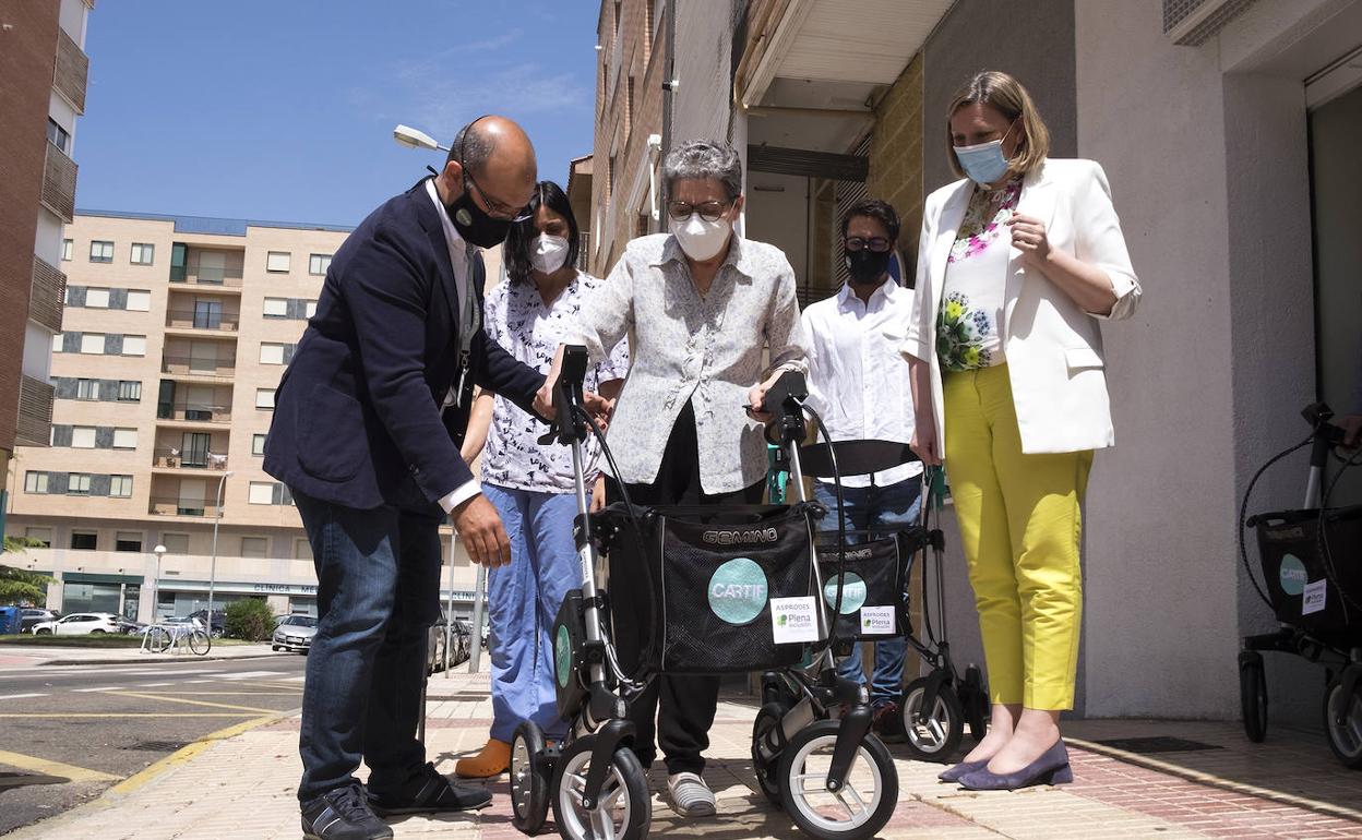 La consejera de Familia e Igualdad de Oportunidades, Isabel Blanco, conoce el desarrollo de diversos prototipos para implantar el sistema de atención a la dependencia 5.0 en Castilla y León