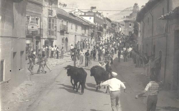 Multitudinario encierro por las calles en 1975.