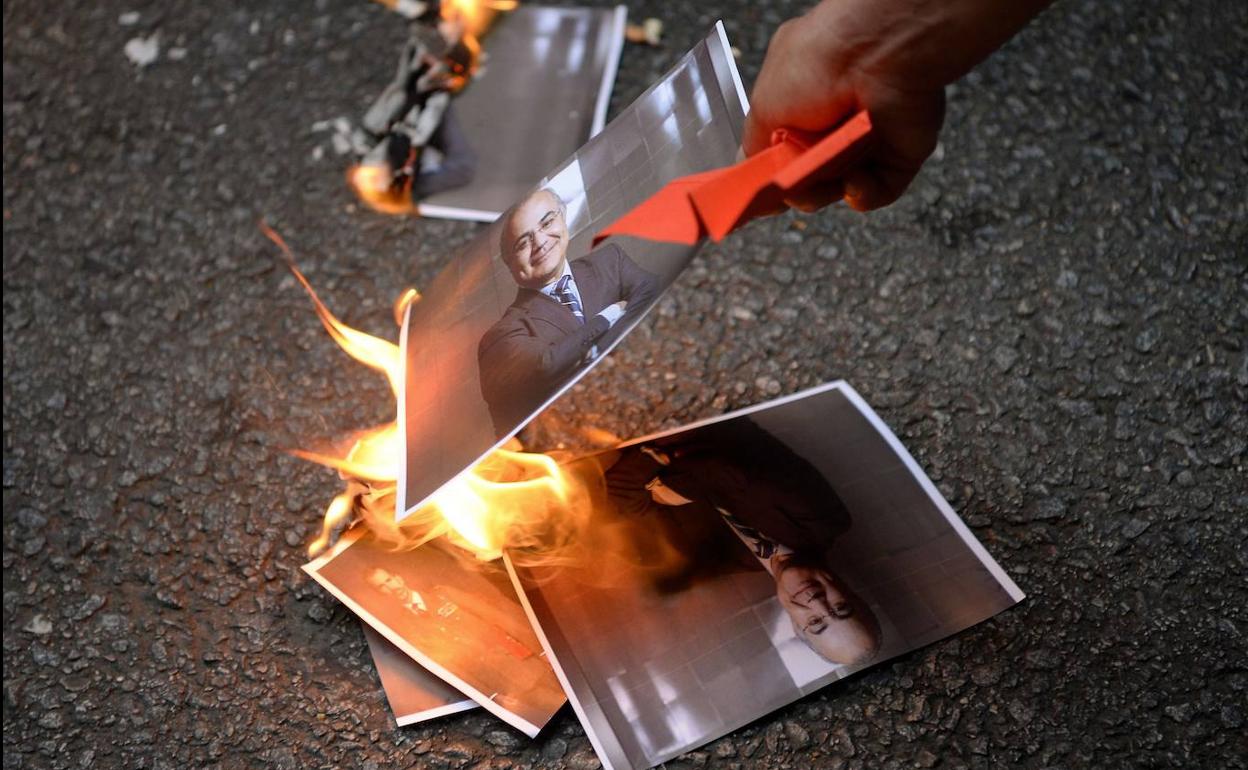 Un manifestante de los Comités de Defensa de la República (CDR) quema fotos del juez Pablo Llarena, azote de los independentistas catalanes.