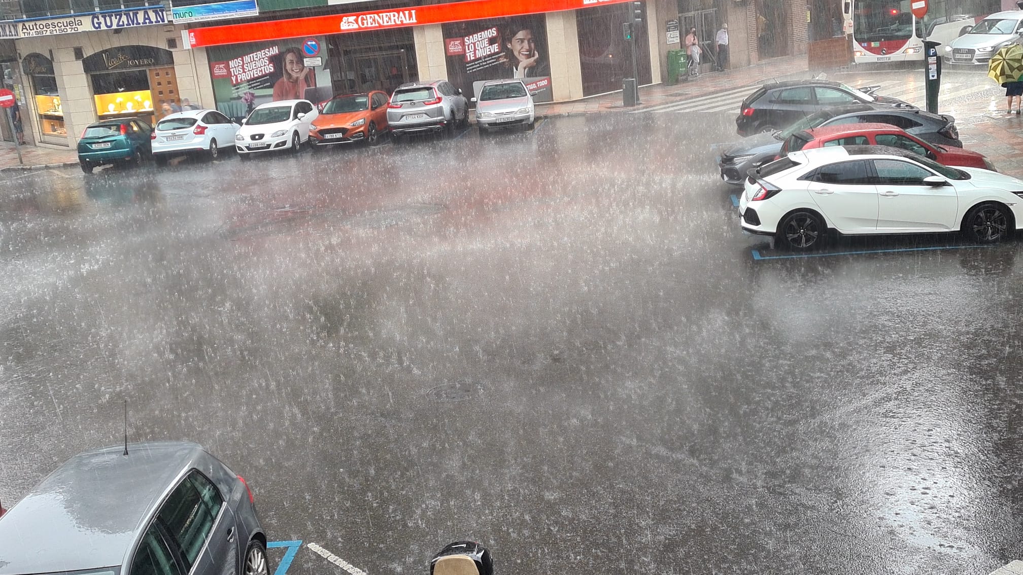 Una fuerte tormenta descarga con fuerza durante varios minutos en la capital leonesa.