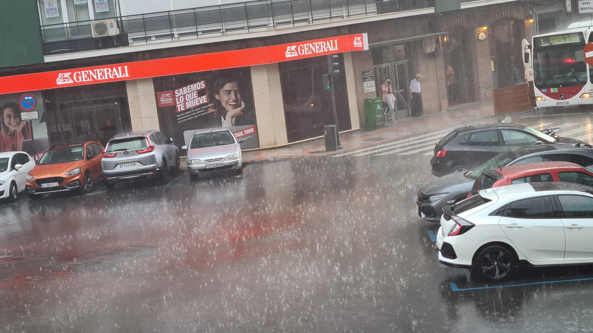 Una fuerte tormenta descarga con fuerza durante varios minutos en la capital leonesa.