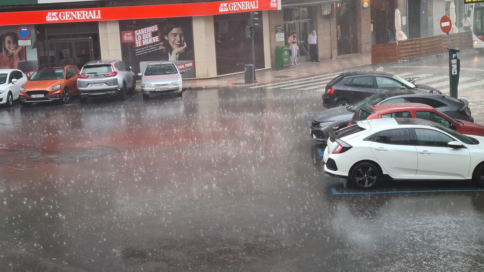 Una fuerte tormenta descarga con fuerza durante varios minutos en la capital leonesa.