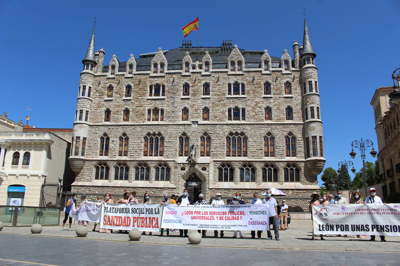 Cerca de 30 personas se manifiestan frente a Botines contra los abusos que sufren las personas de edad avanzada.