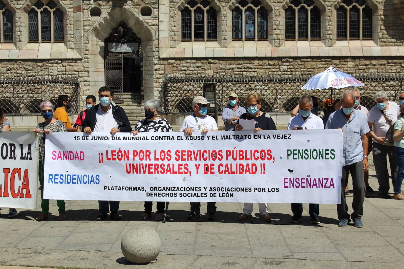 Cerca de 30 personas se manifiestan frente a Botines contra los abusos que sufren las personas de edad avanzada.