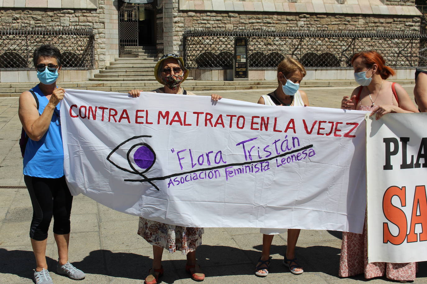 Cerca de 30 personas se manifiestan frente a Botines contra los abusos que sufren las personas de edad avanzada.