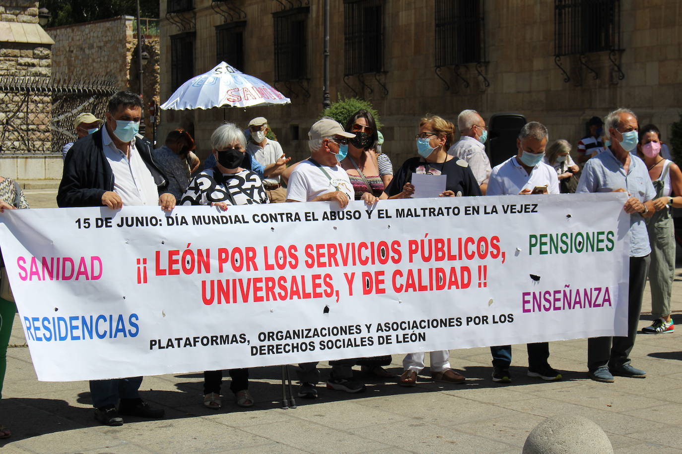 Cerca de 30 personas se manifiestan frente a Botines contra los abusos que sufren las personas de edad avanzada.