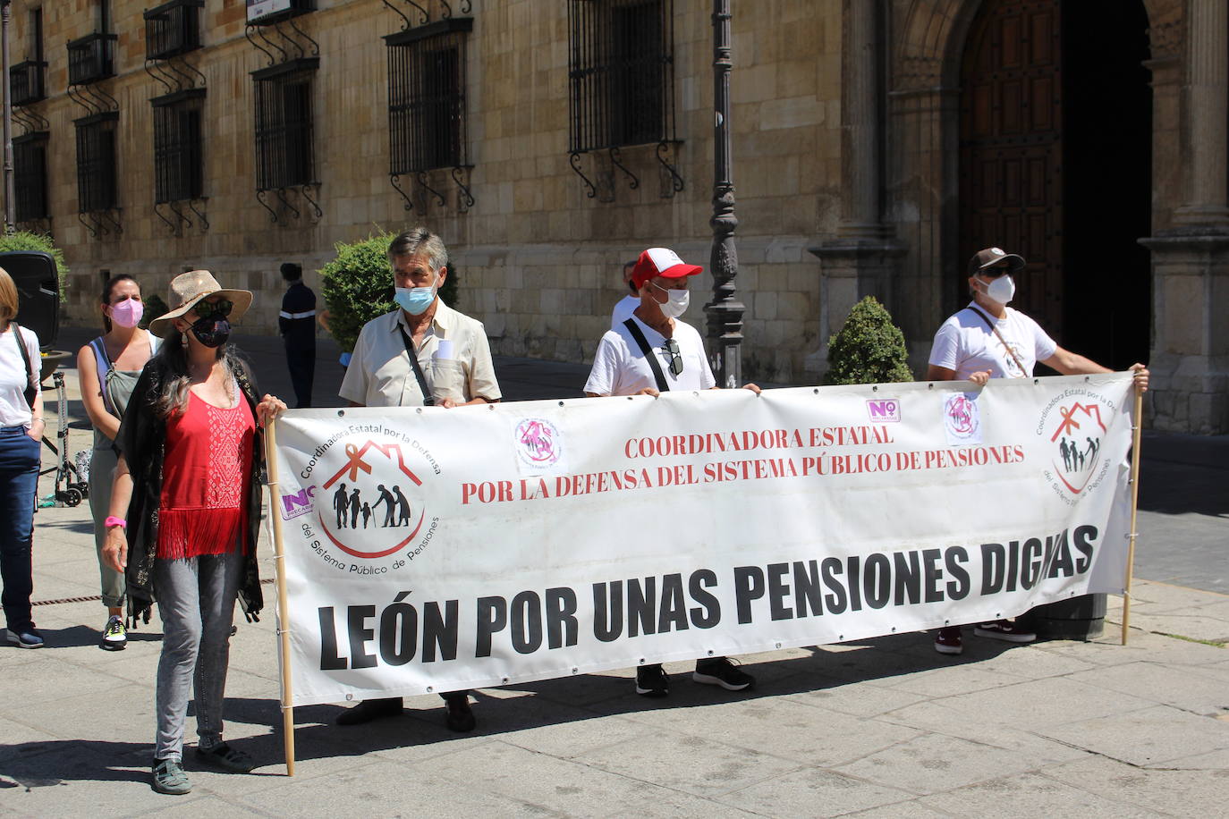 Cerca de 30 personas se manifiestan frente a Botines contra los abusos que sufren las personas de edad avanzada.