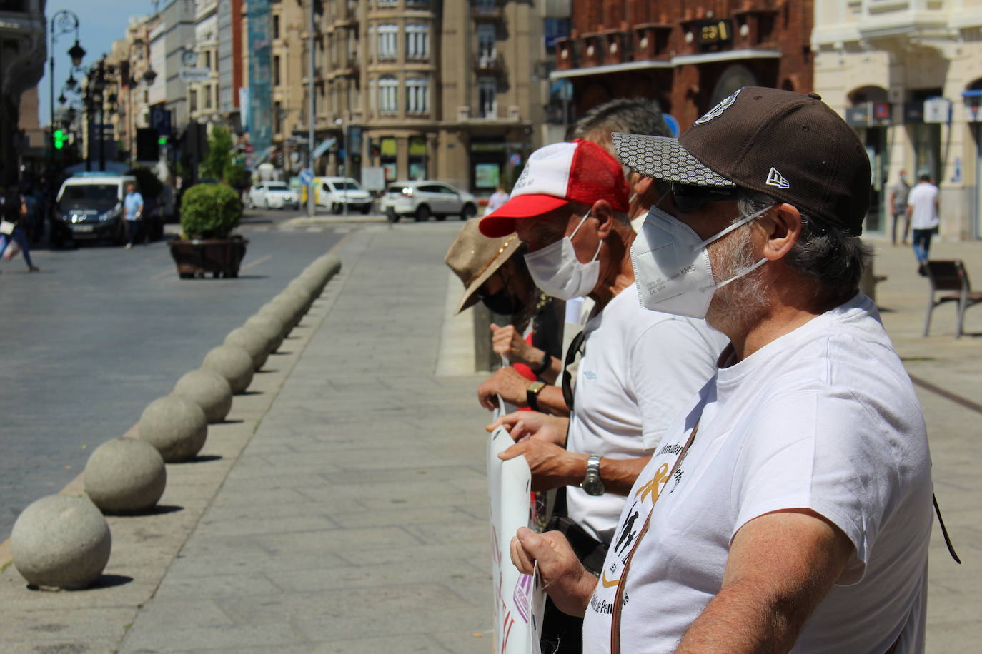 Cerca de 30 personas se manifiestan frente a Botines contra los abusos que sufren las personas de edad avanzada.