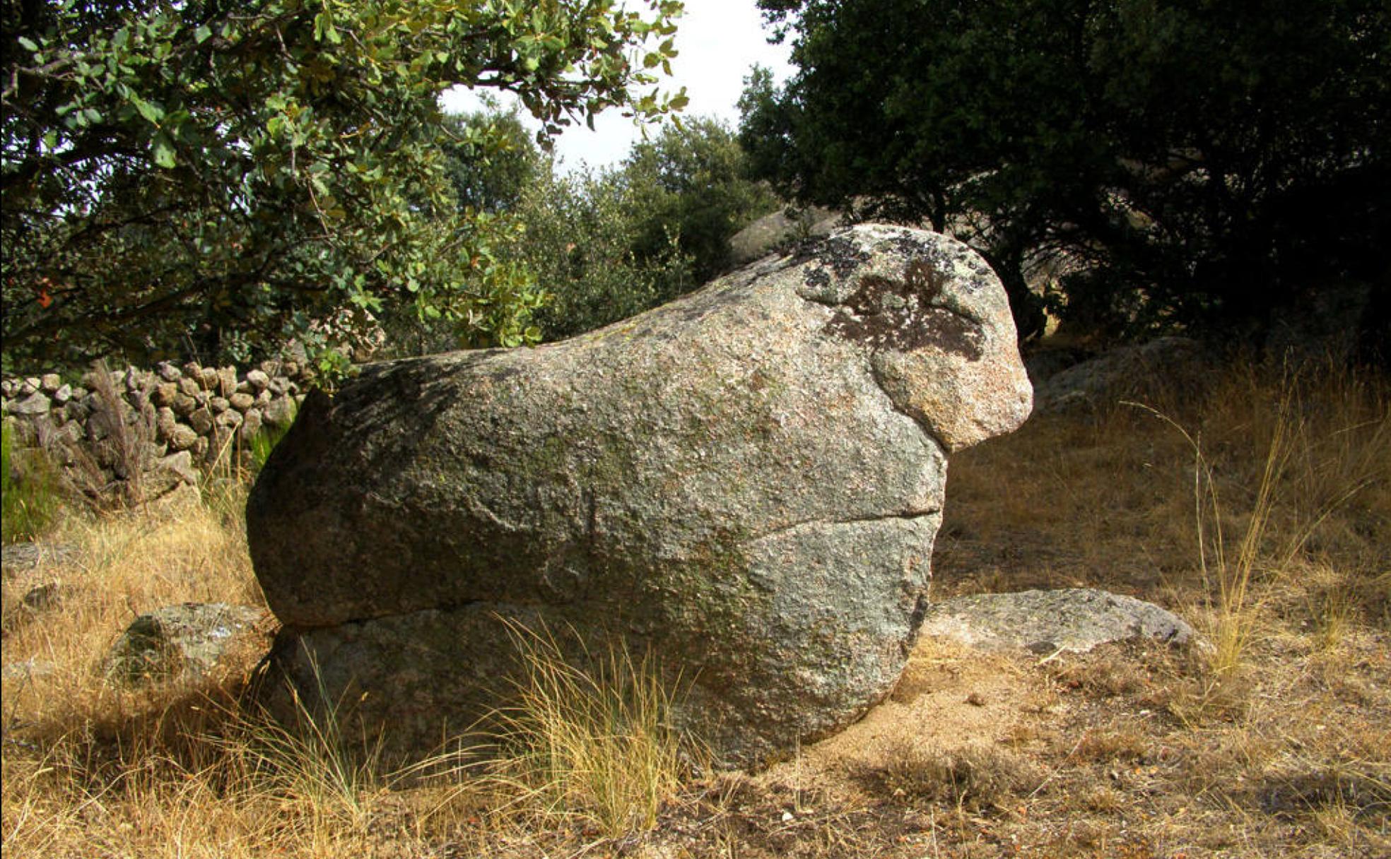 Una de las piedras del monte de Zarzuela con forma de carnero.