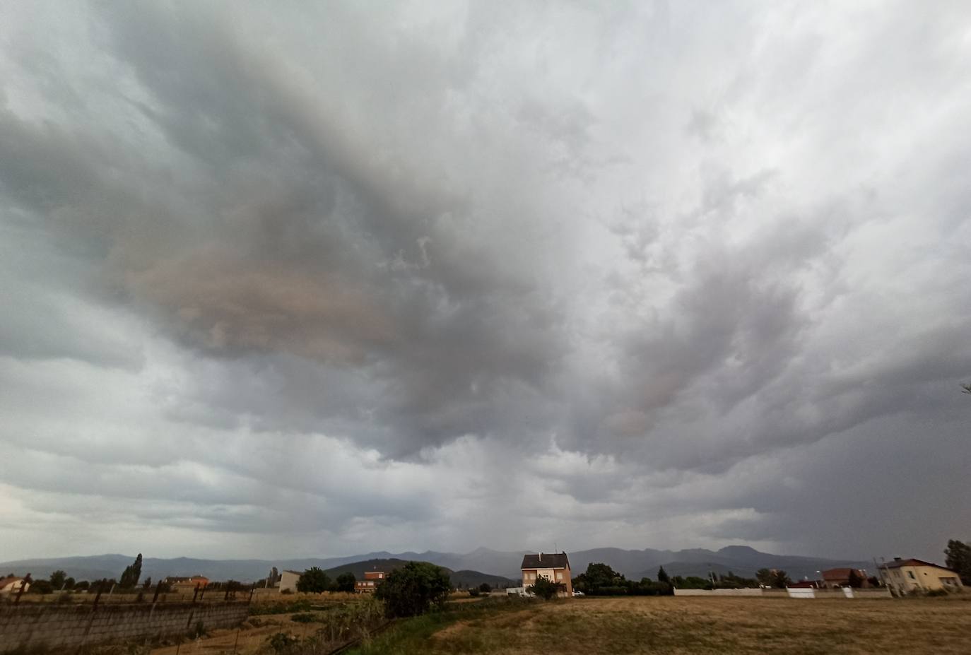 Fotos: Nubes tormentosas en el Bierzo