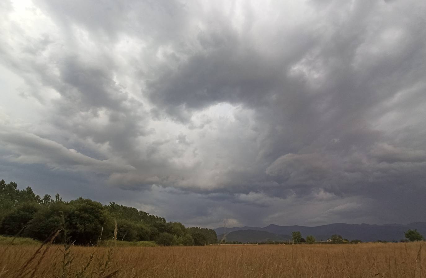 Fotos: Nubes tormentosas en el Bierzo