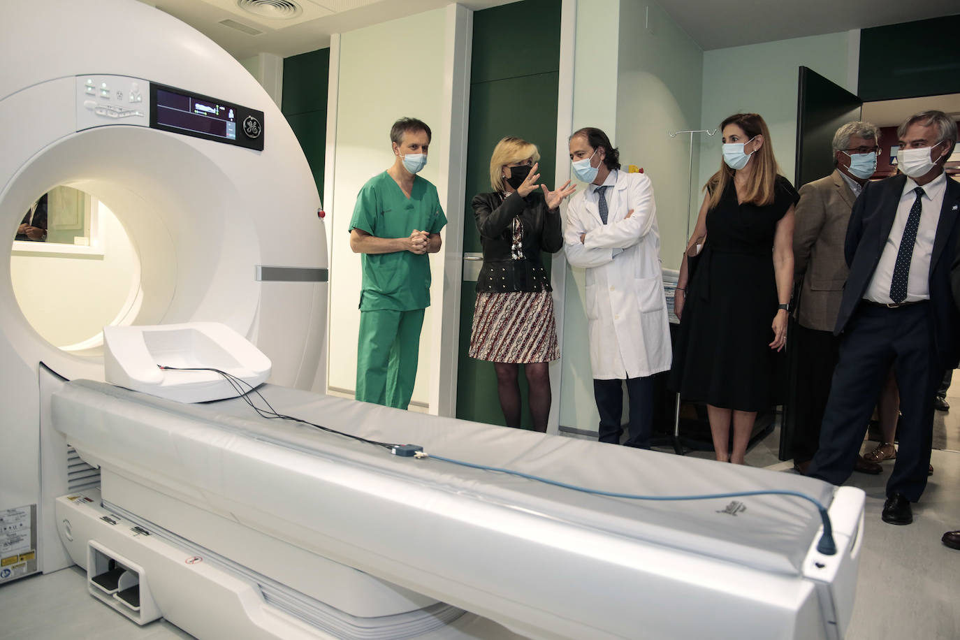 La consejera de Sanidad, Verónica Casado, conoce el nuevo TAC cardiológico del Hospital de León. Junto a ella, el gerente de Atención Primaria, José Pedro Fernández, y el director médico, Juan Oritiz y el equipo del Hospital.