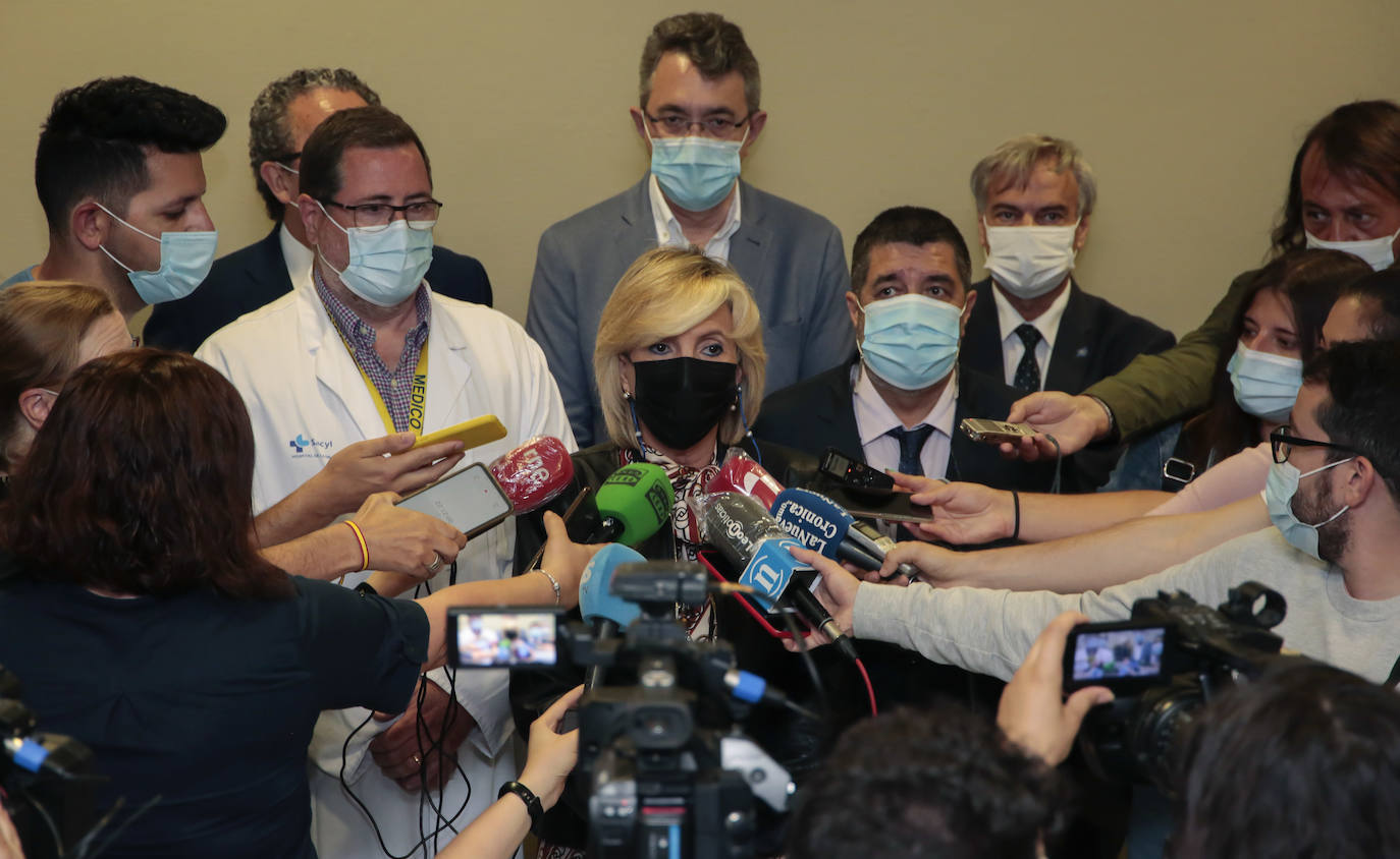 La consejera de Sanidad, Verónica Casado, conoce el nuevo TAC cardiológico del Hospital de León. Junto a ella, el gerente de Atención Primaria, José Pedro Fernández y el director médico, Juan Oritiz y el equipo del Hospital