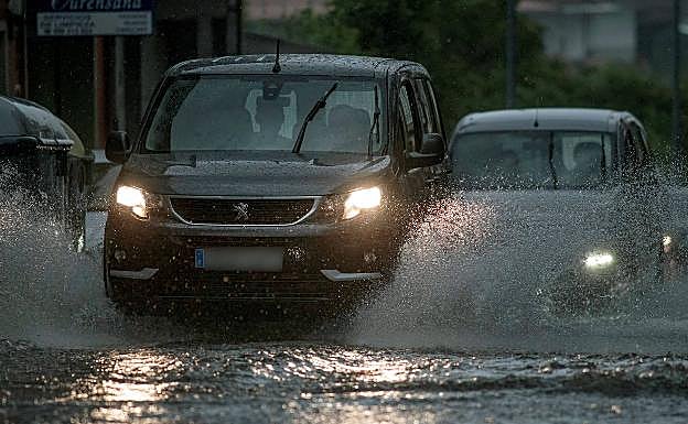 Vehículos circulan durante una fuerte tormenta en Orense 