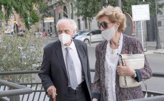 Martín Villa y Manuel Núñez Pérez, a su llegada al funeral. 