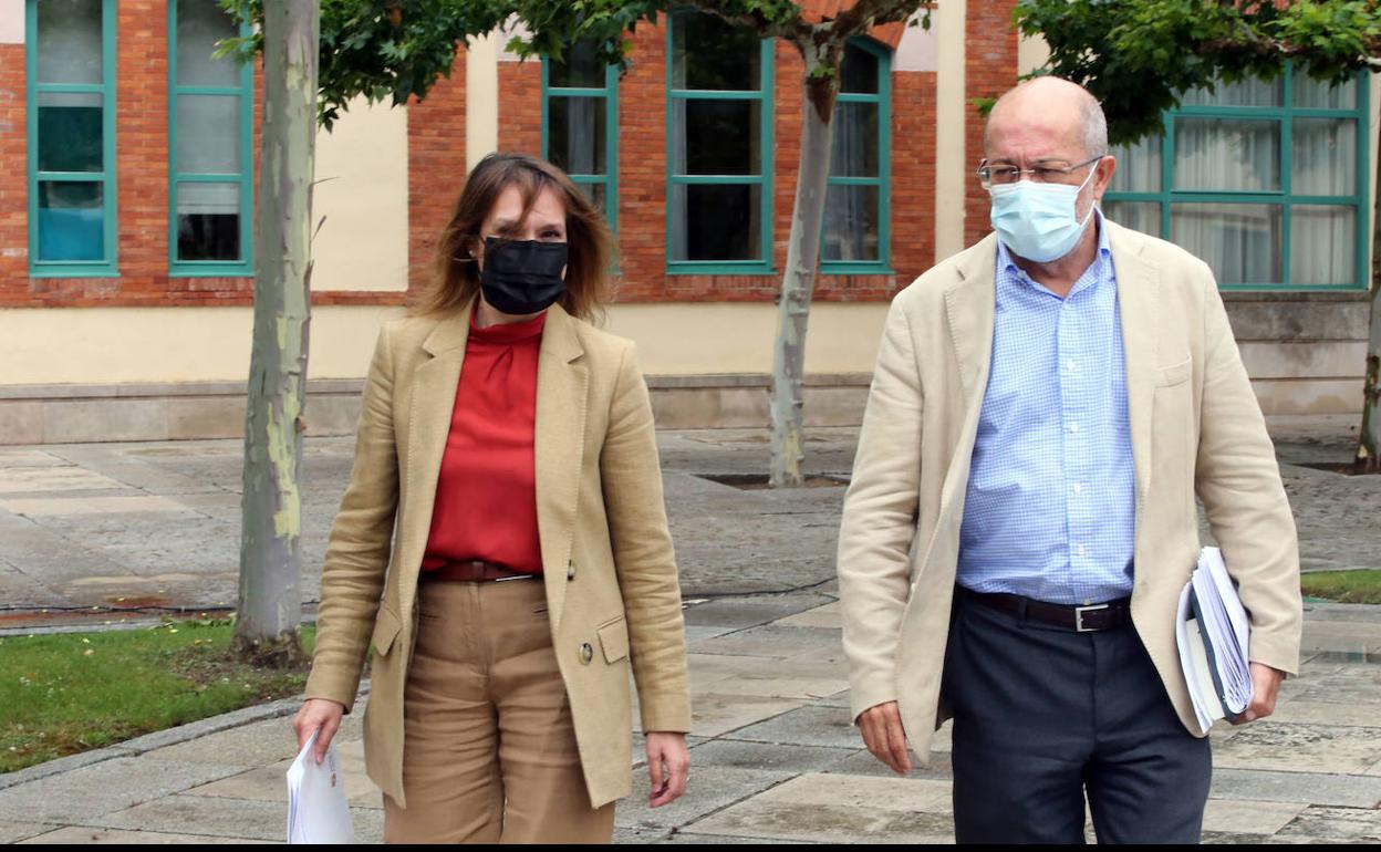 Rocio Lucas y Francisco Igea, a su llegada a la sala de prensa. 