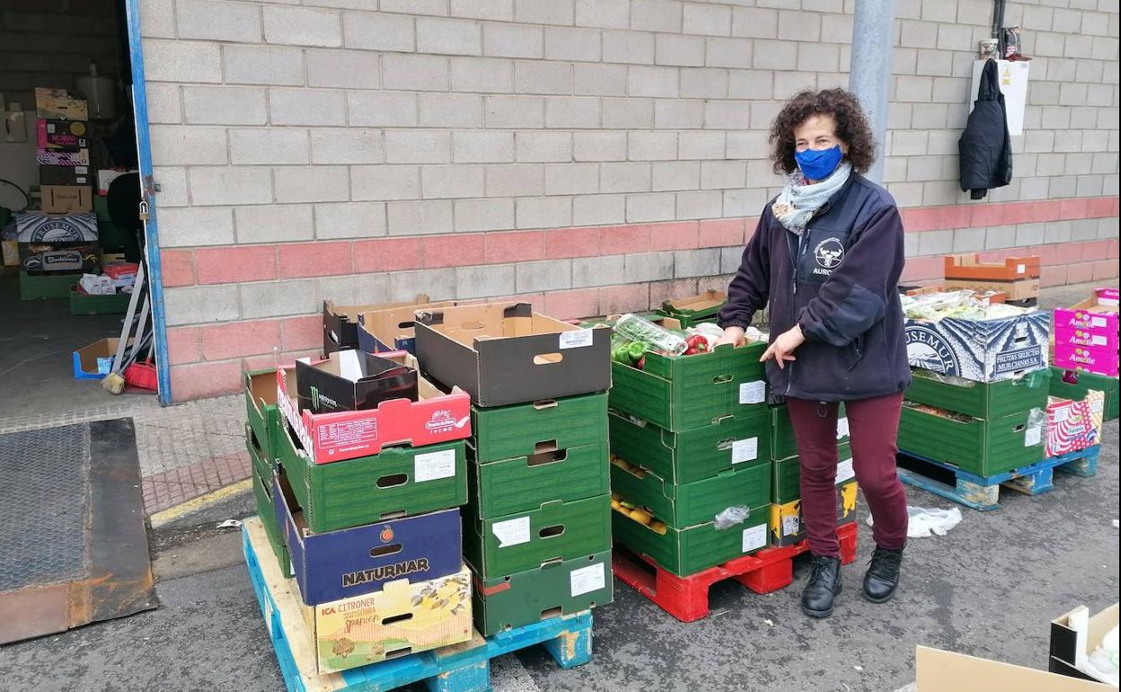 Una voluntaria en el Banco de Alimentos de León.