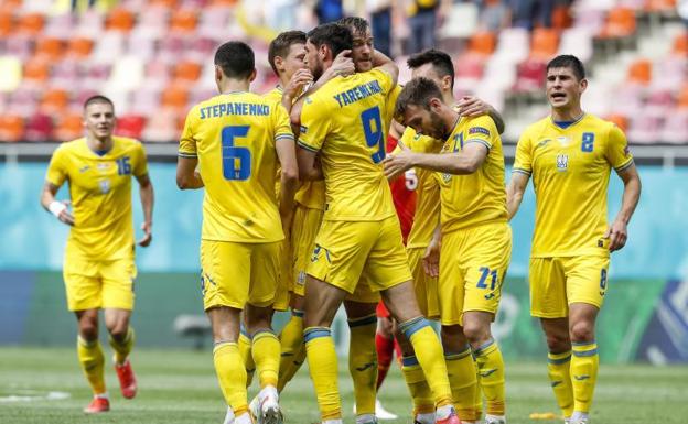 Los jugadores ucranianos celebran uno de los goles anotados.