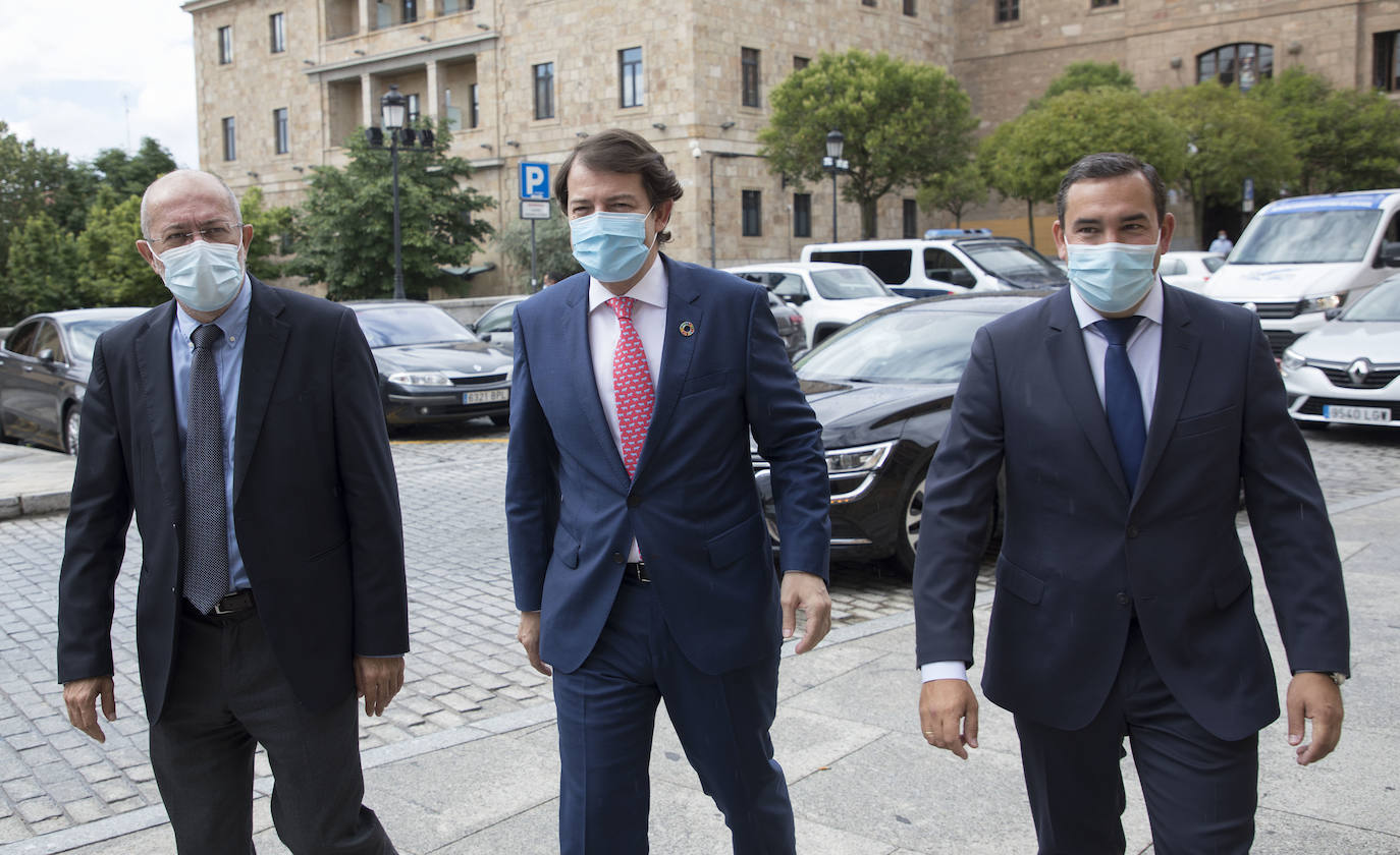 El presidente de la Junta de Castilla y León, Alfonso Fernández Mañueco, entrega la Medalla al Mérito Profesional a título póstumo al reportero gráfico Roberto Fraile. En la imagen, los hijos de Roberto Fraile recogen la medalla