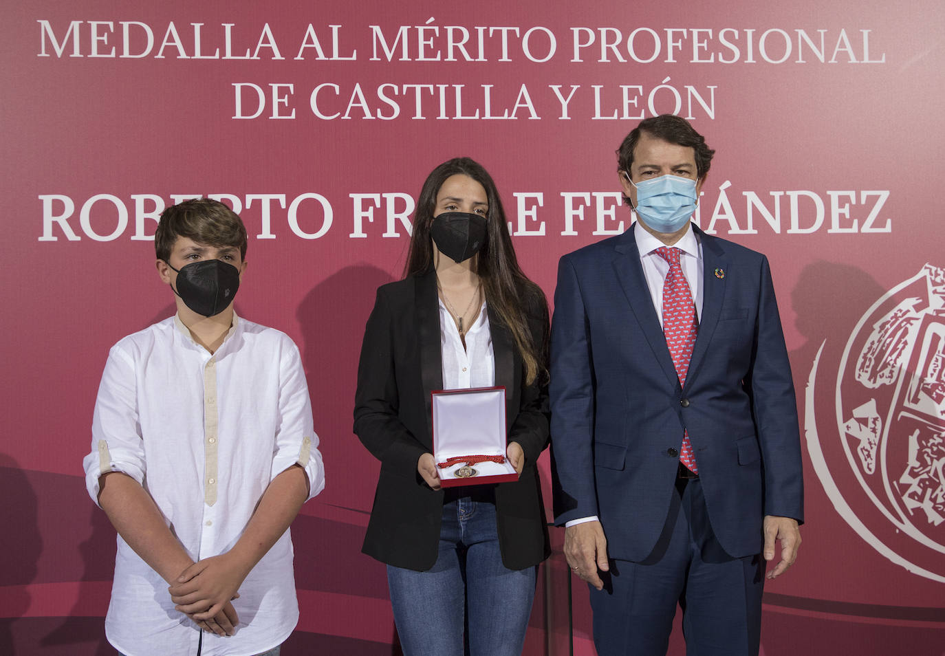 El presidente de la Junta de Castilla y León, Alfonso Fernández Mañueco, entrega la Medalla al Mérito Profesional a título póstumo al reportero gráfico Roberto Fraile. En la imagen, los hijos de Roberto Fraile recogen la medalla