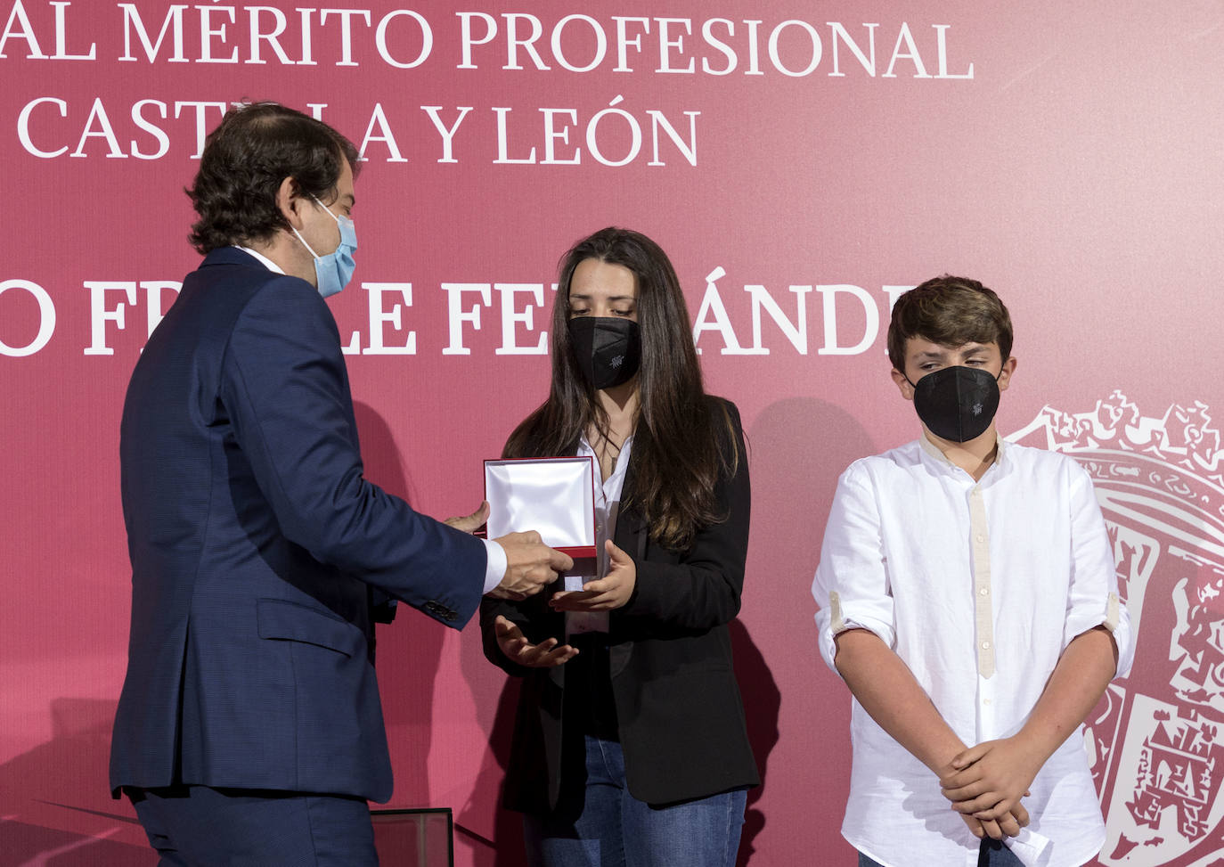 El presidente de la Junta de Castilla y León, Alfonso Fernández Mañueco, entrega la Medalla al Mérito Profesional a título póstumo al reportero gráfico Roberto Fraile. En la imagen, los hijos de Roberto Fraile recogen la medalla