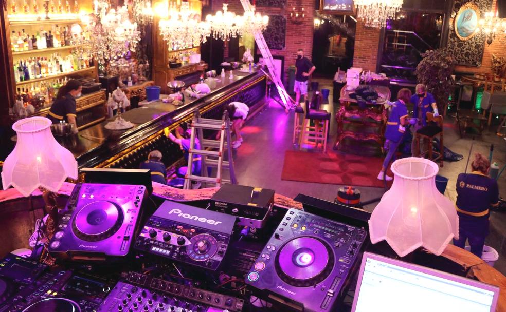 Un equipo de limpieza saca brillo a la sala principal del Glam.