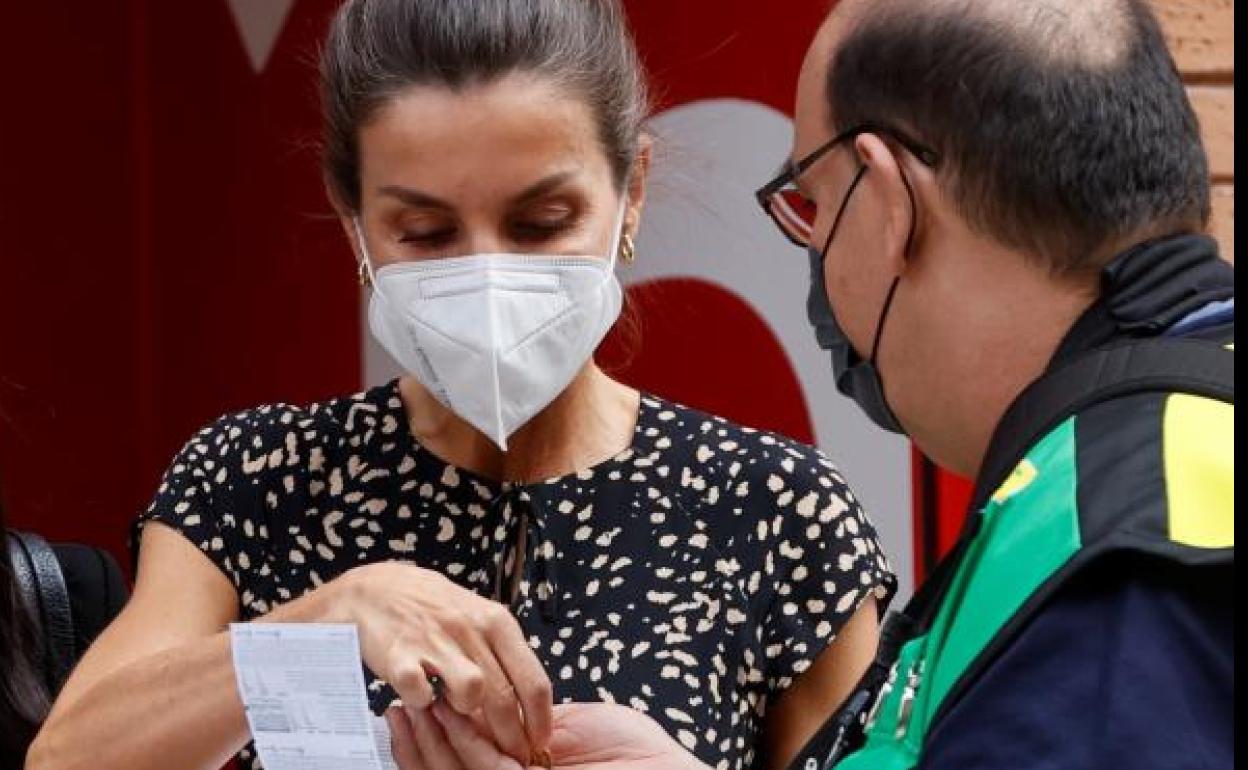 La reina Letizia compra un cupón a un vendedor de la ONCE tras su visita este miércoles a la Fundación ONCE